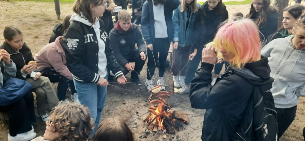 Uczestnicy akcji Sprzątanie Świata przy ognisku
