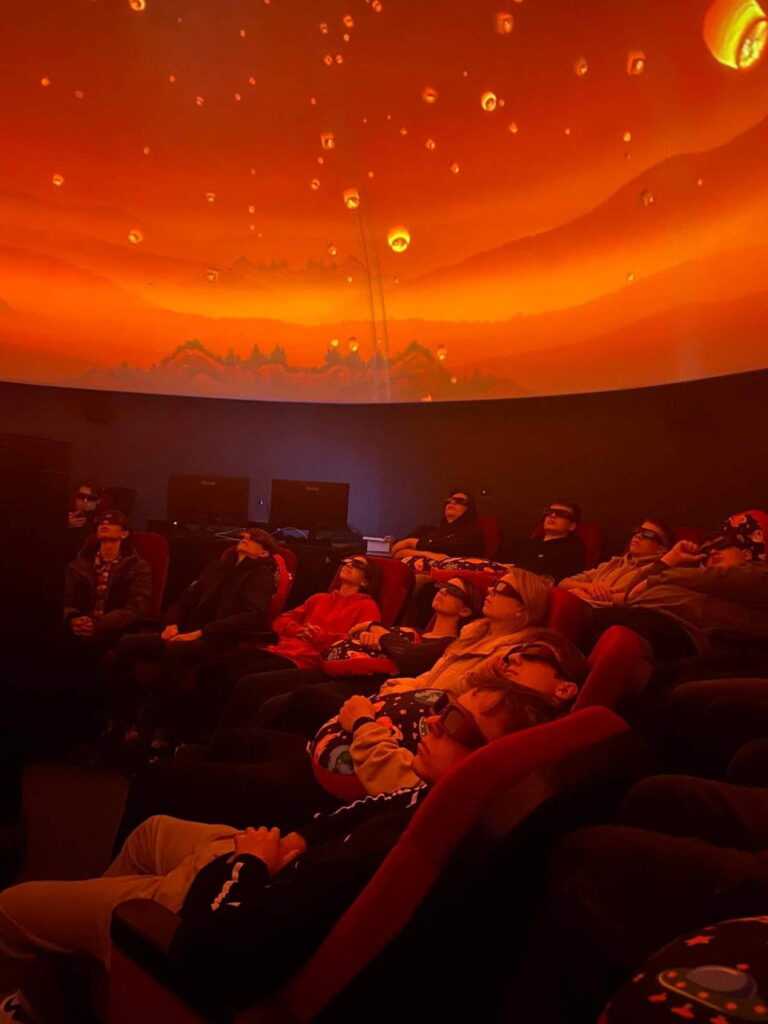 Uczestnicy wycieczki w planetarium
