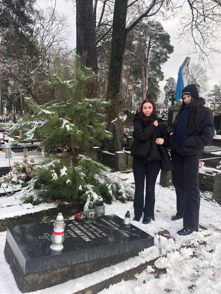 Uczennice z klasy 3c przy grobie powstańczym na cmentarzu w Augustowie
