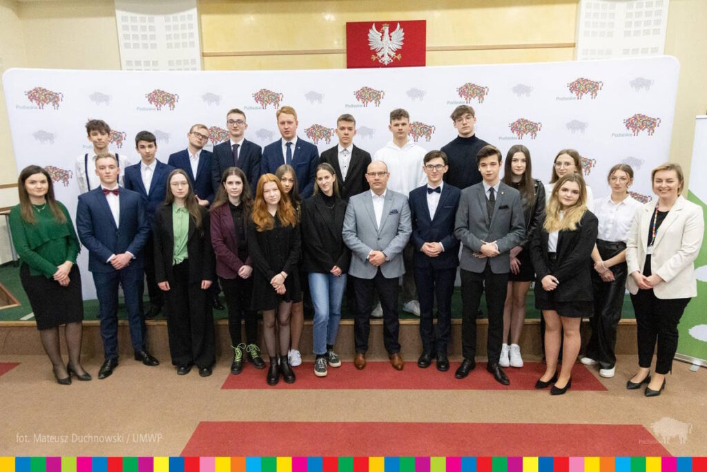 Radni Młodzieżowego Sejmiku Województwa Podlaskiego IV kadencji wraz z opiekunami