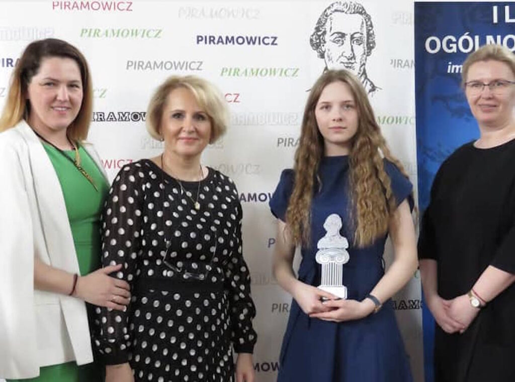 Weronika Potapowicz, laureatka Nobelka Piramowicza wraz z dyrekcją i wychowawczynią