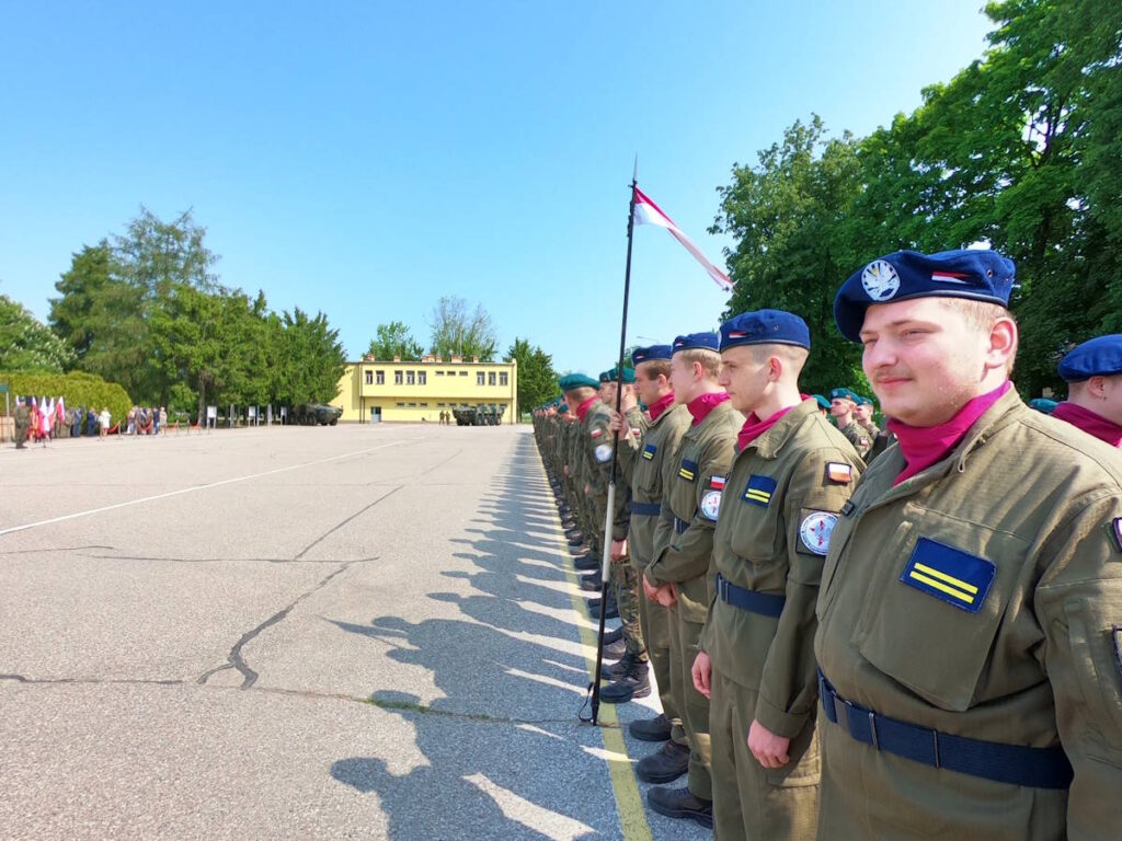 Oddziały przygotowania wojskowego na uroczystości w Suwałkach