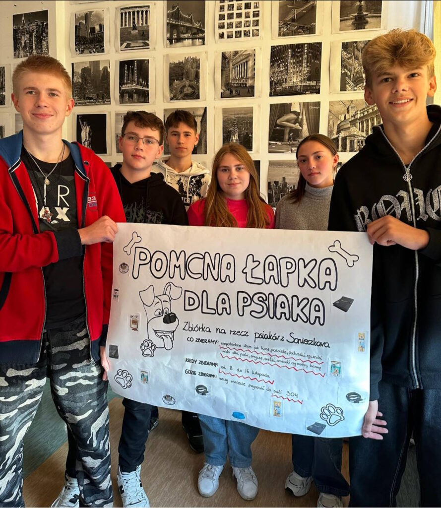Uczniowie klasy IC z plakatem akcji