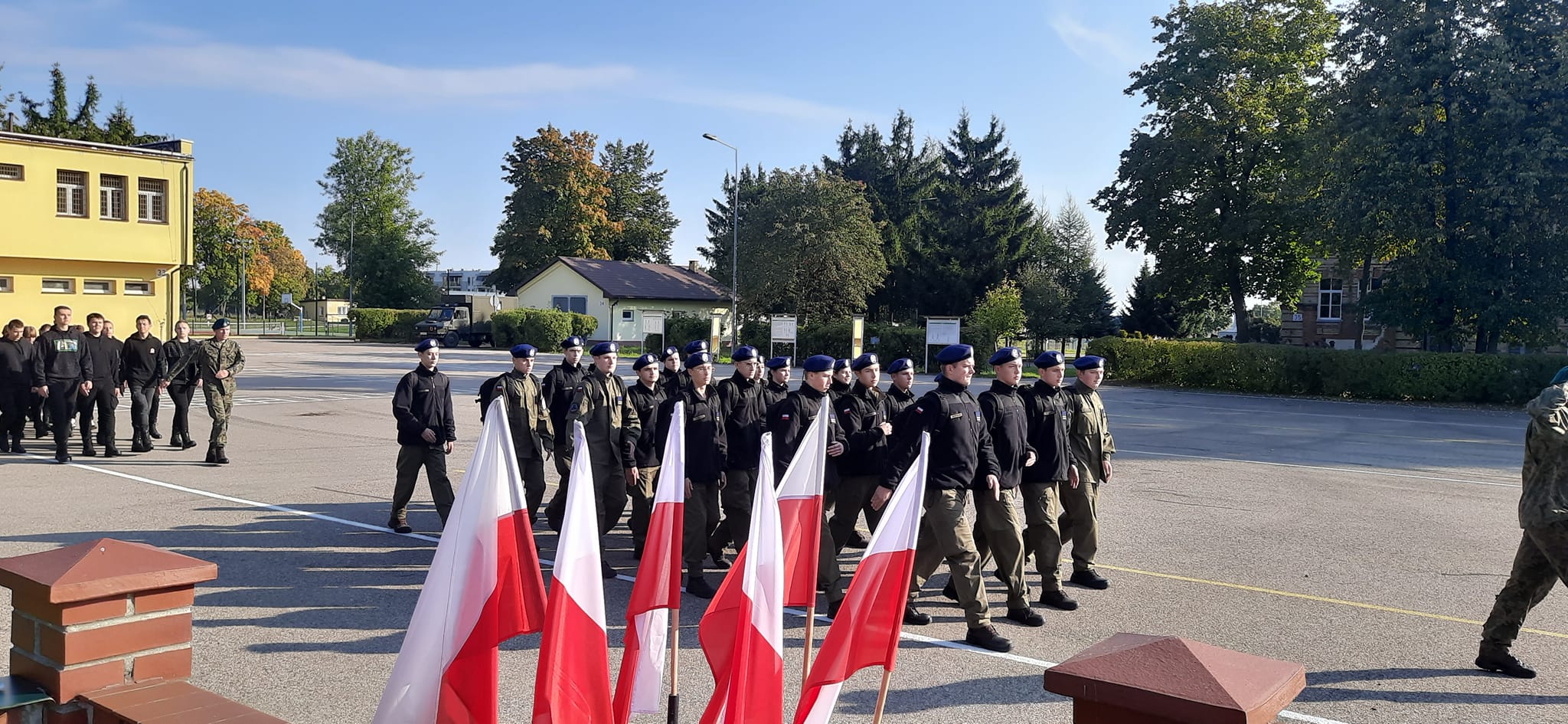 Kolumna maszerującej młodzieży