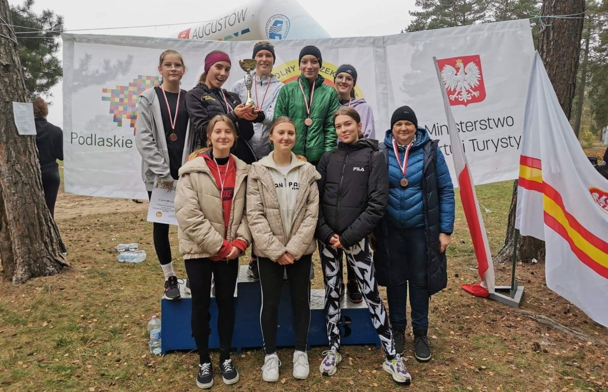 Drużyna dziewcząt z opiekunem