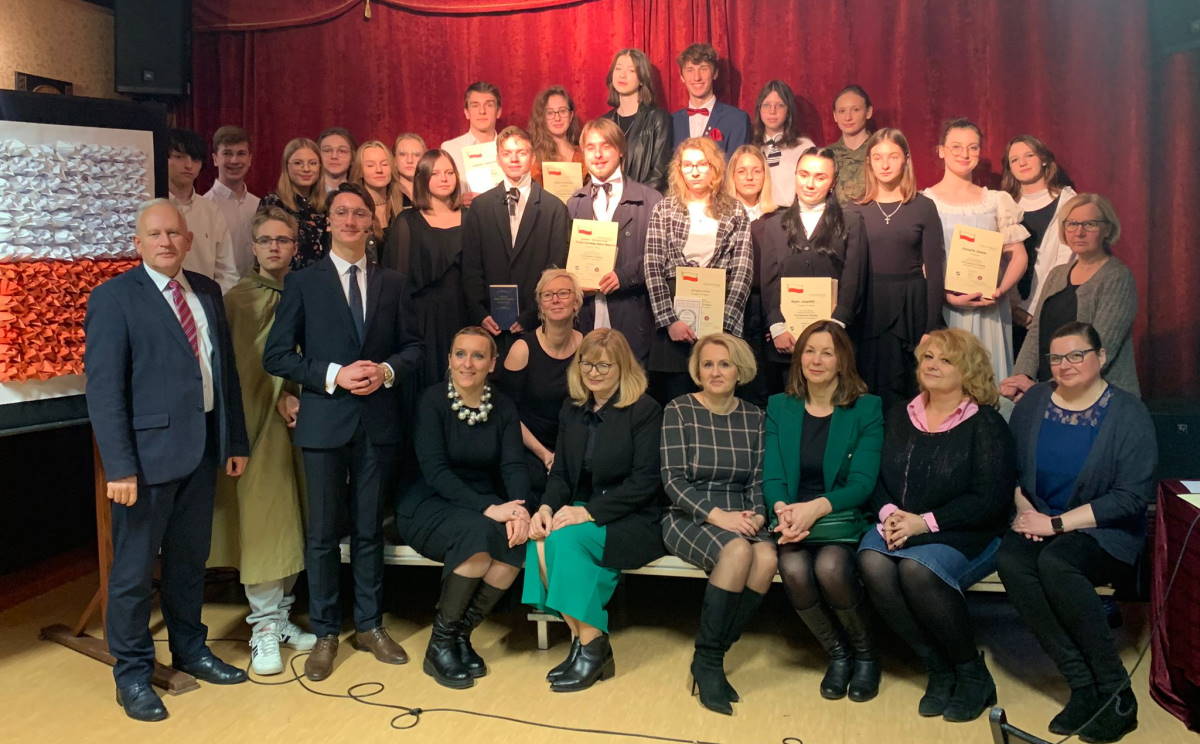 Uczestnicy konkursu Tożsamość Polaka z Panem Starostą, Panią Dyrektor oraz jury konkursu