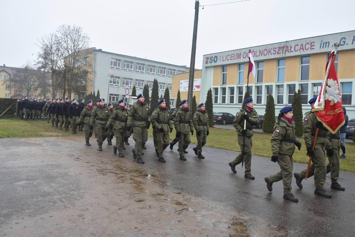 Defilada oddziałów przygotowania wojskowego prowadzona przez mjr. rez. Marka Łebskiego