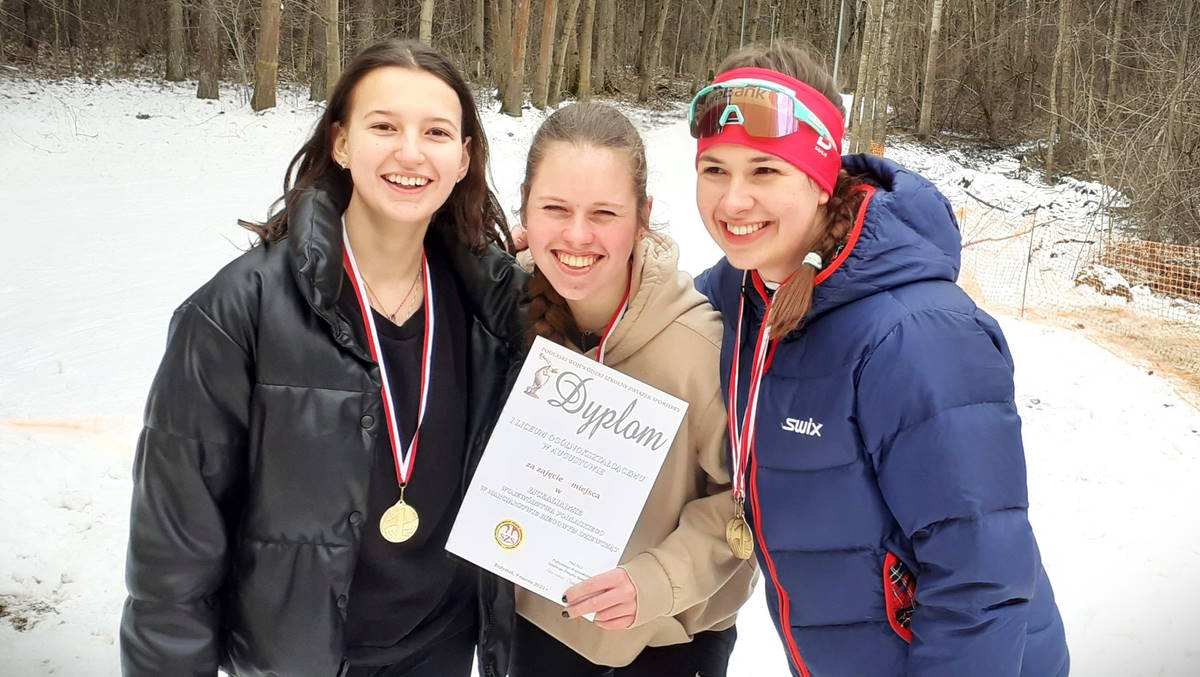 Zwycięska drużyna dziewcząt w narciarstwie biegowym. Od lewej Aleksandra Grochowska, Faustyna Rymarczyk, Karolina Tułazińska