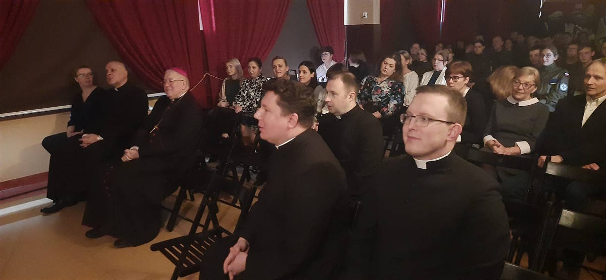 Jego Ekscelencja ks. Biskup Jerzy Mazur, księża i nauczyciele na spektaklu "Dziedzictwo wolności"