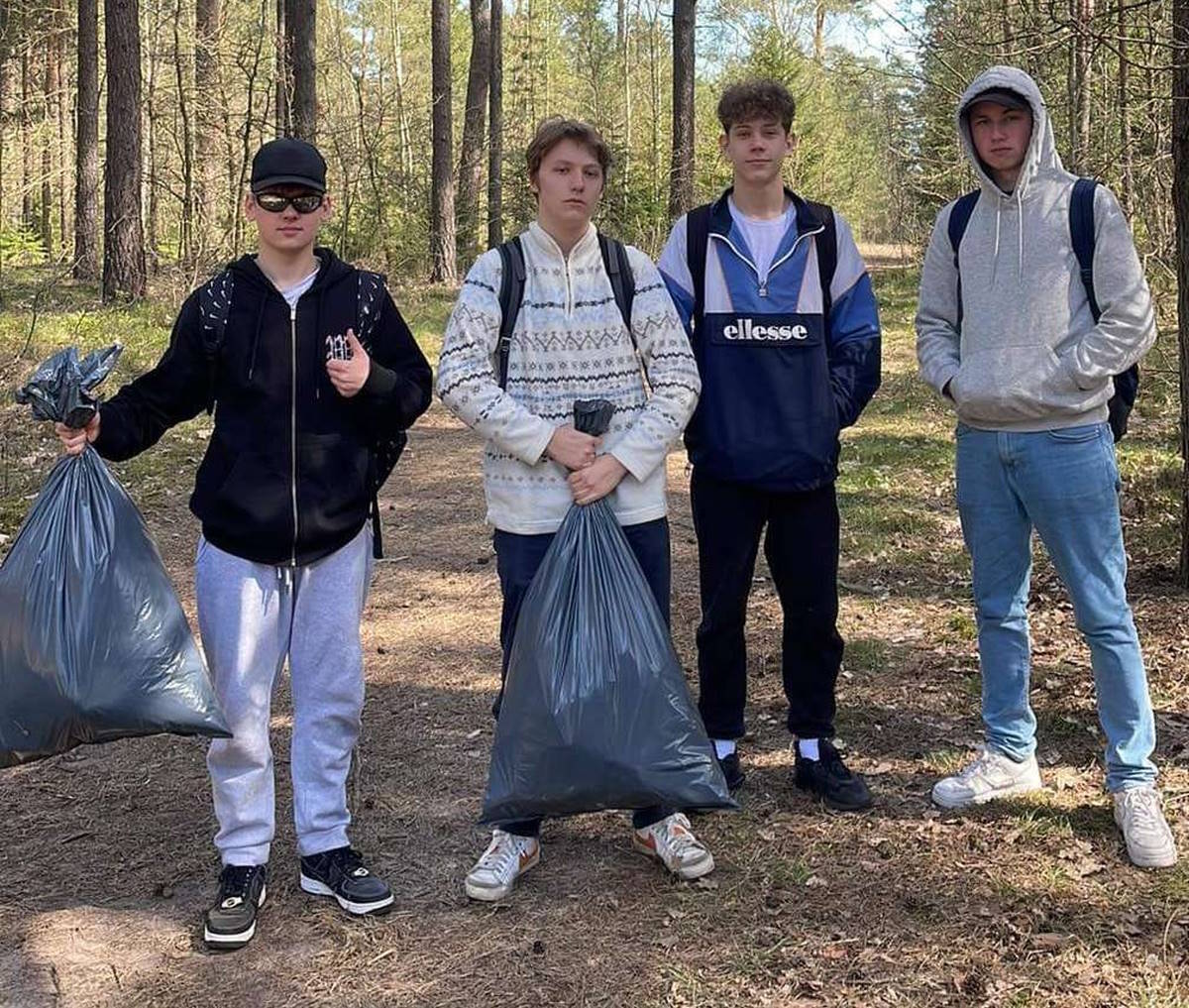 Uczniowie w czasie sprzątania lasu