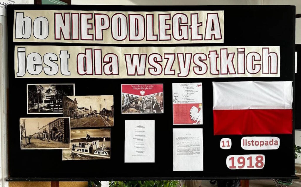 Tablica upamiętniająca 105 rocznicę odzyskania niepodległości przez Polskę