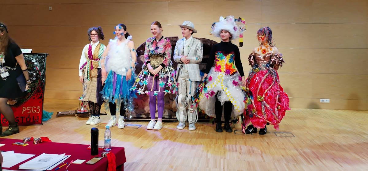 Drużyna odyseuszy: Iza Krukowska, Weronika Haraburda, Julia Rozmysłowicz, Oliwia Wojciechowska, Klara Nazarowska i Błażej Tokarzewski podczas występu