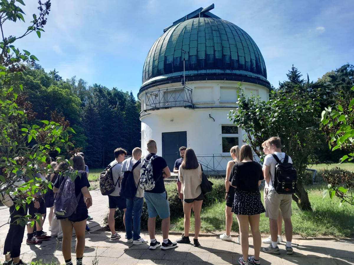 Uczestnicy wycieczki w obserwatorium astronomicznym w Piwnicach