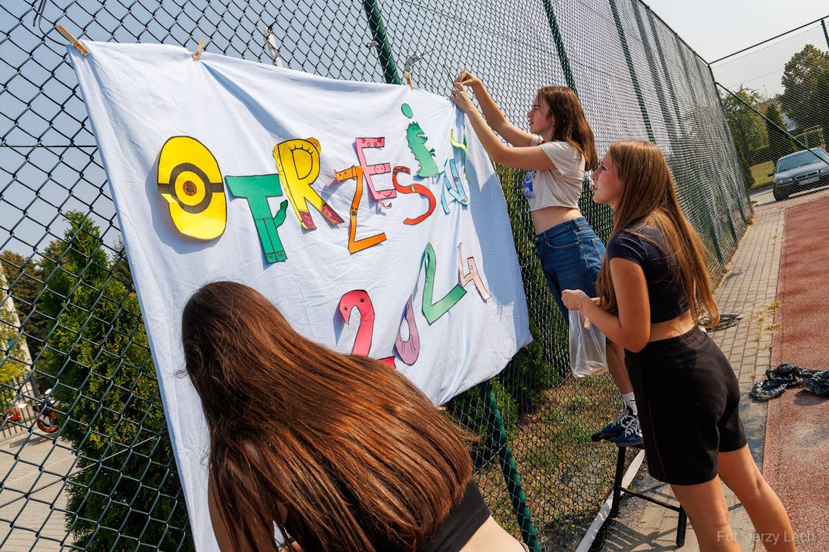 Zawieszanie plakatu otrzęsinowego