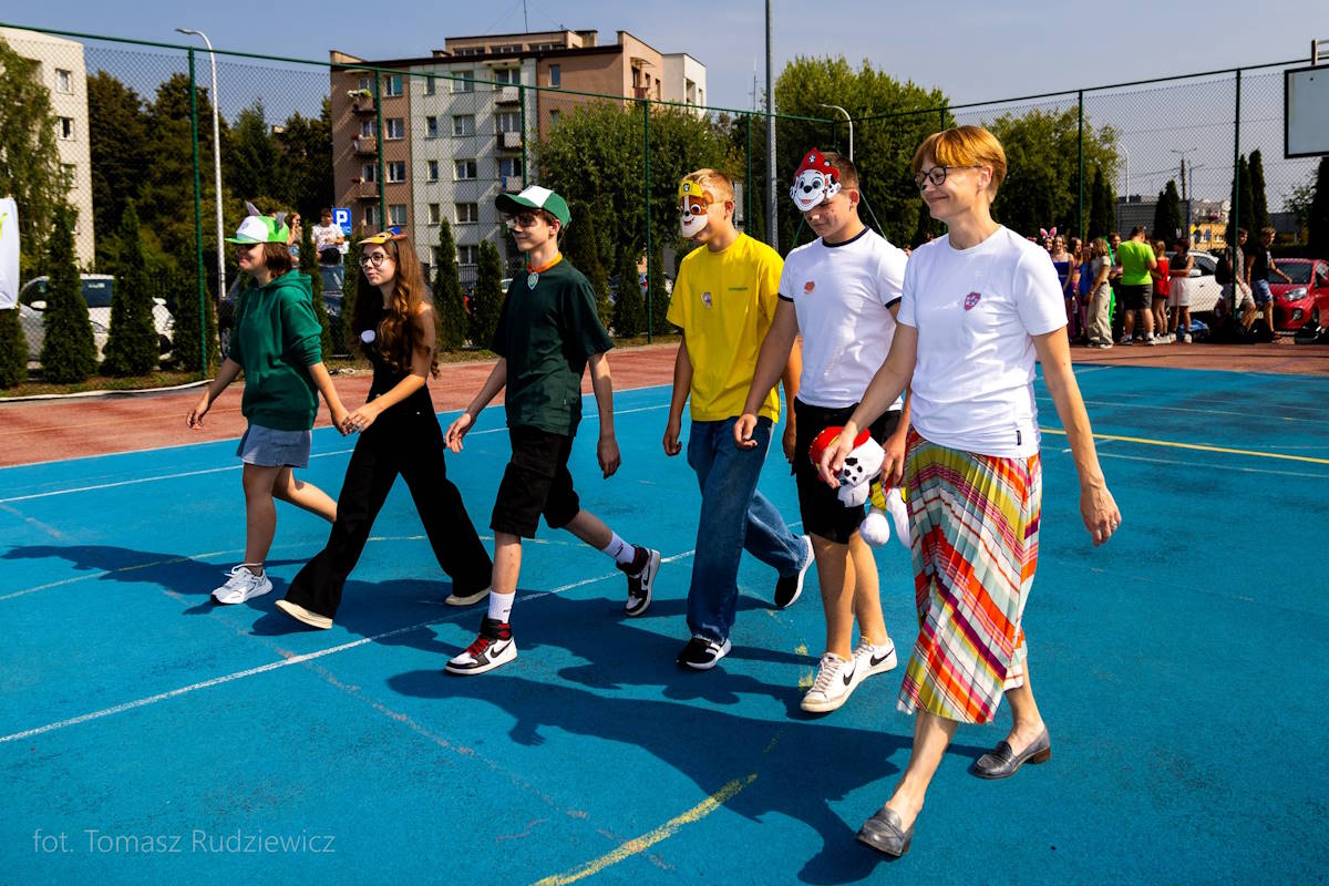 Klasa IB wraz z wychowawczynią, Panią Dorotą Choroszewską