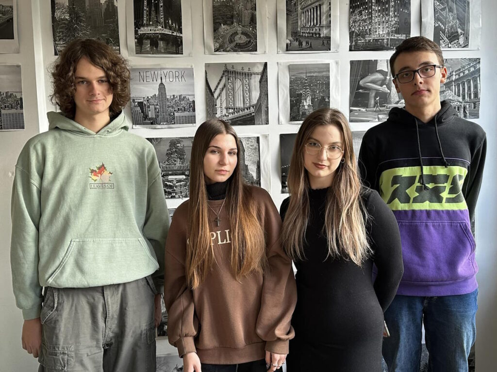 Członkowie Młodzieżowej Rady Miasta z naszej szkoły: Aleksandra Dadura (klasa 3A), Mateusz Obek (klasa 3E), Tomasz Rudziewicz (klasa 3C) i Eliza Szczecina (klasa 2D)