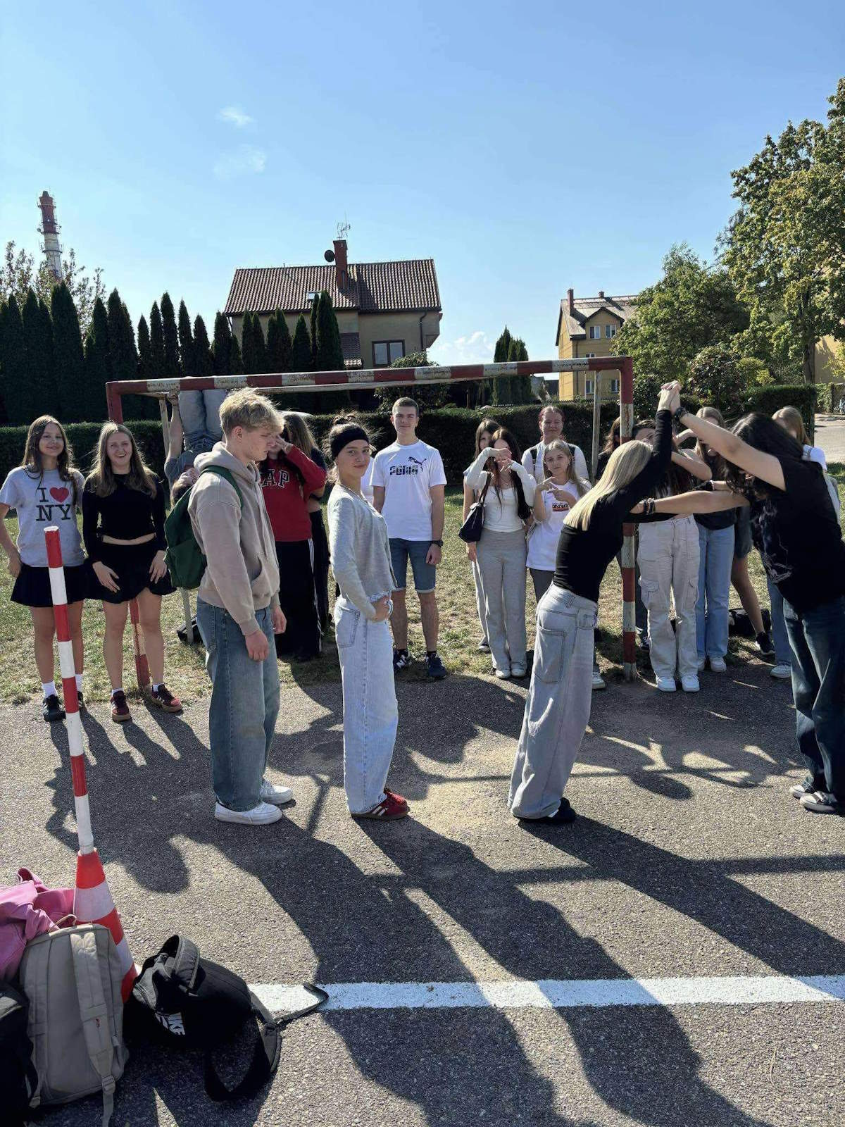 Uczniowie na boisku szkolnym