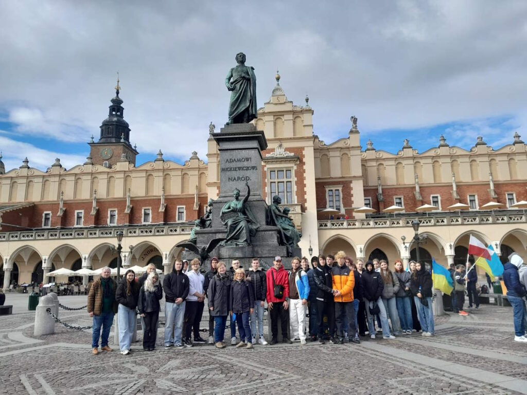 Uczestnicy pielgrzymki przed pomnikiem Adama Mickiewicza w Krakowie