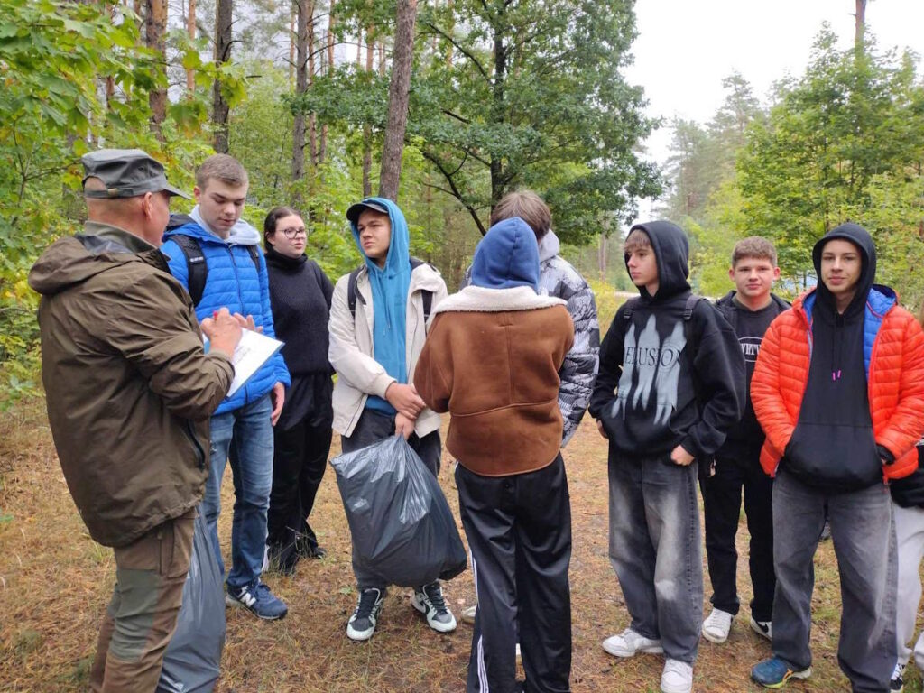 Uczestnicy Sprzątania z panem Karolem Chodkiewiczem