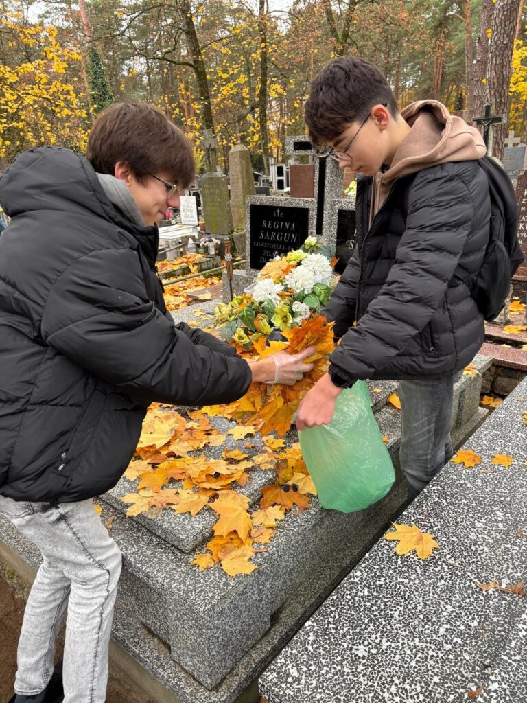 Uczniowie klasy 2F na grobach zmarłych nauczycieli