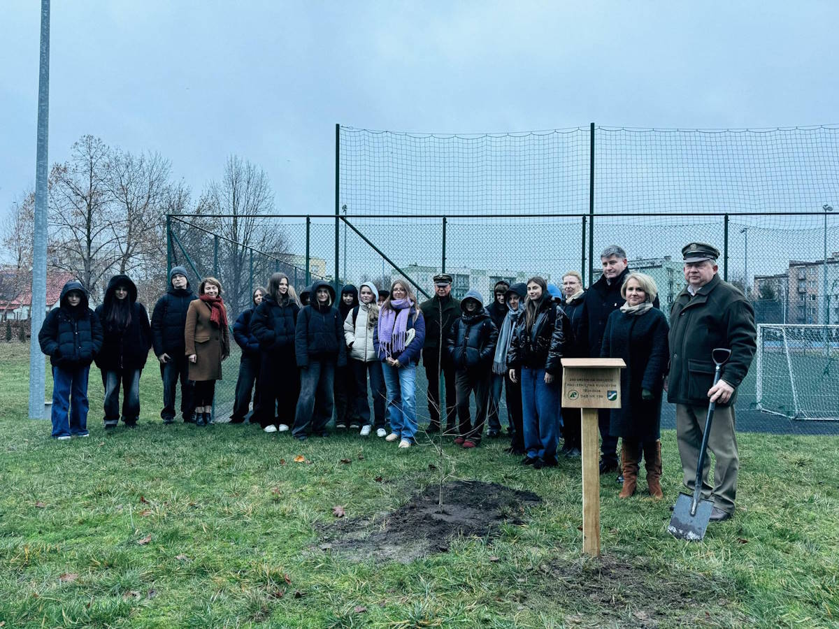 Dyrekcja Szkoły, przedstawiciele Nadleśnictwa Augustów oraz uczniowie z klasy 2E przy świeżo posadzonym dębie.