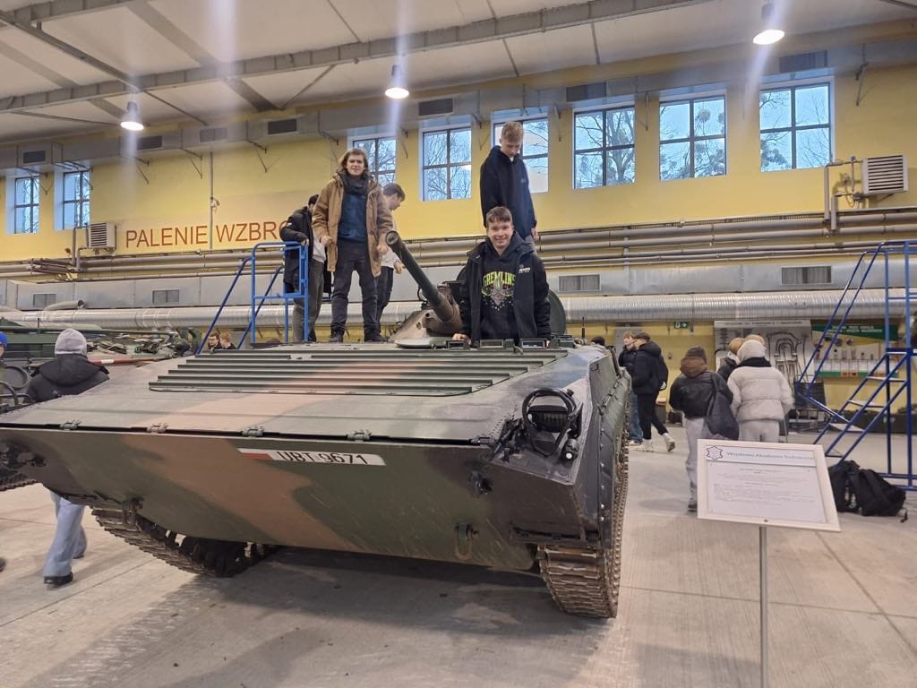 Uczestnicy wycieczki na transporterze gąsiennicowym