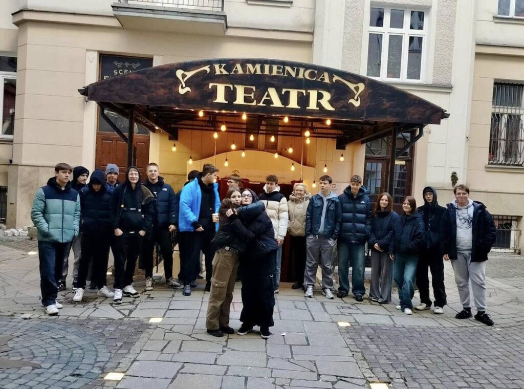 Uczestnicy wycieczki przed Teatrem Kamienica