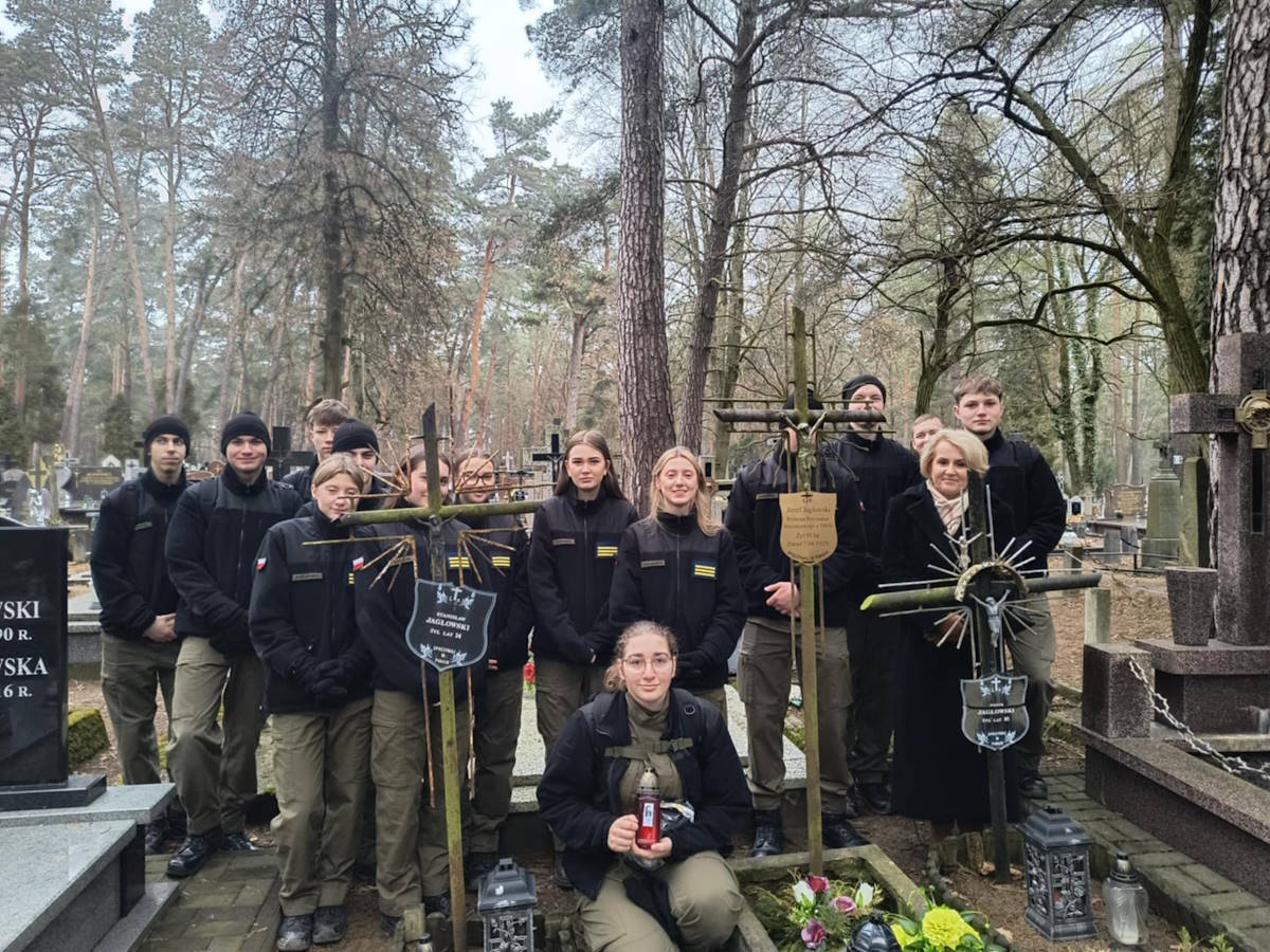 Pani Dyrektor Anna Sus-Cilulko z uczniami klasy 3M na grobach powstańców styczniowych