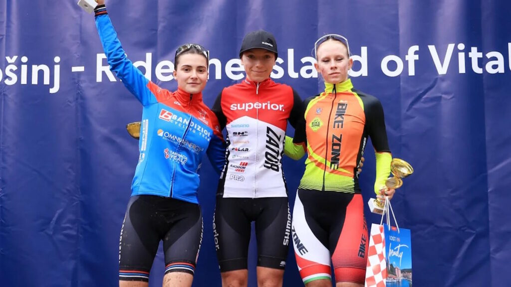 Nikola na najwyższym stopniu podium
