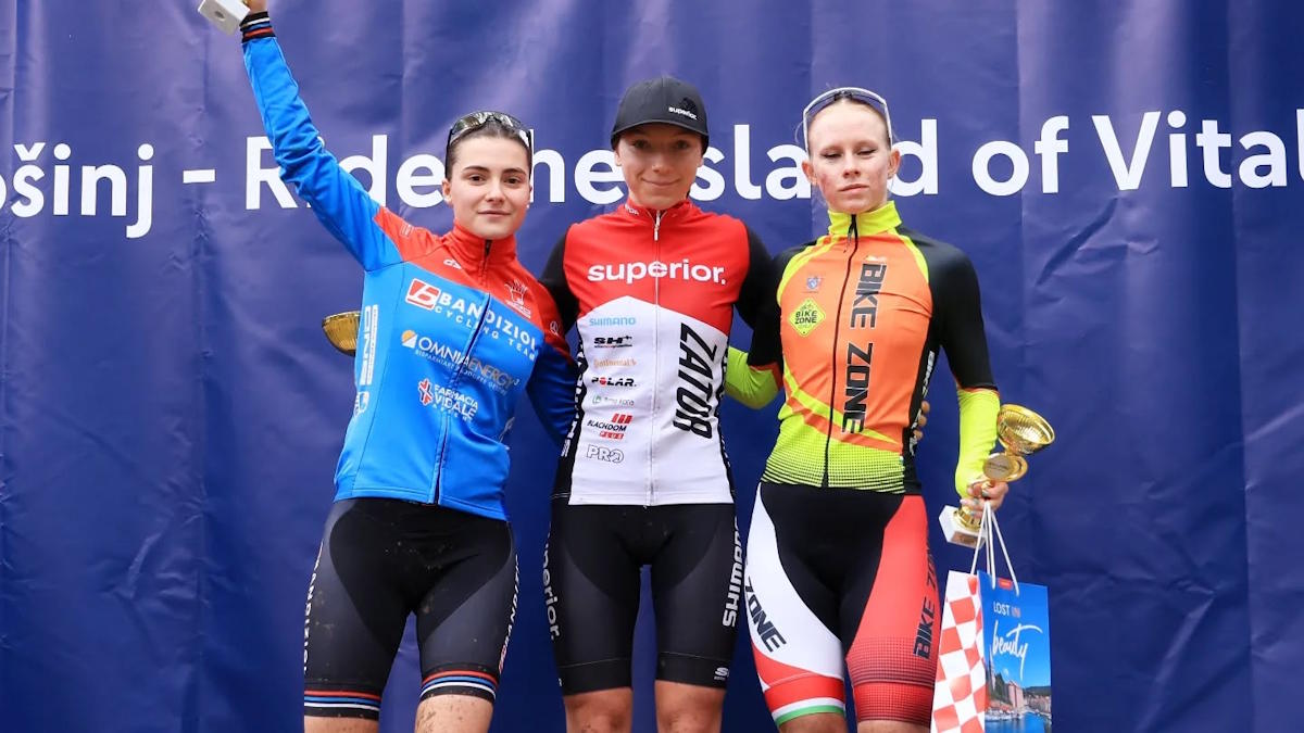 Nikola na najwyższym stopniu podium