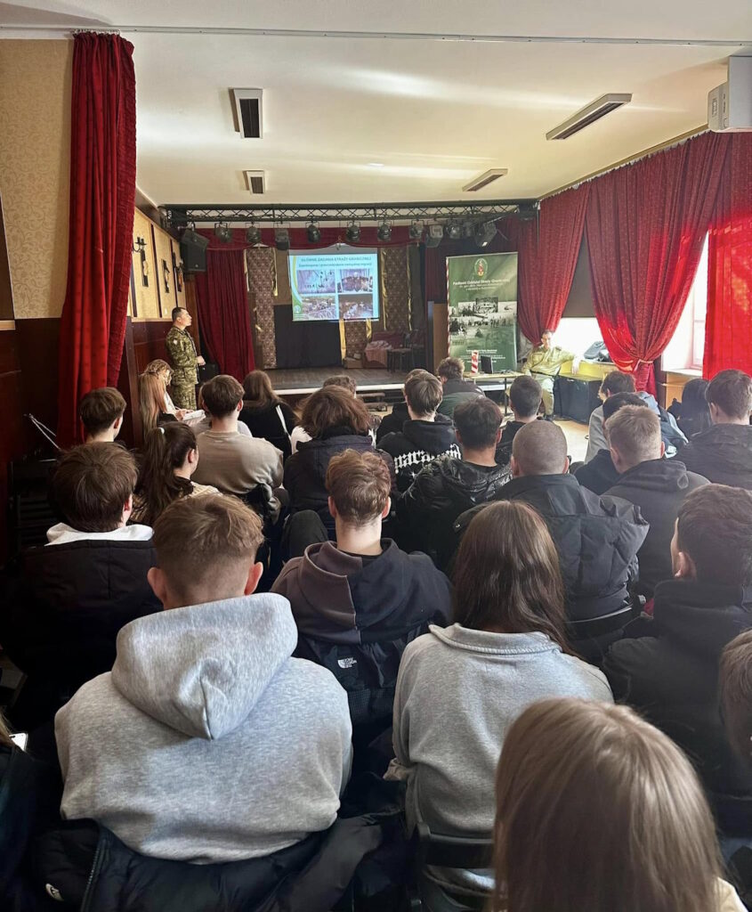 Uczniowie klas czwartych i st. chor. szt. SG Rafał Kazberug na spotkaniu