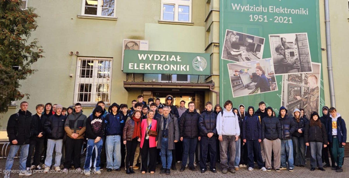 Uczestnicy wycieczki przed gmachem Wydziału Elektroniki