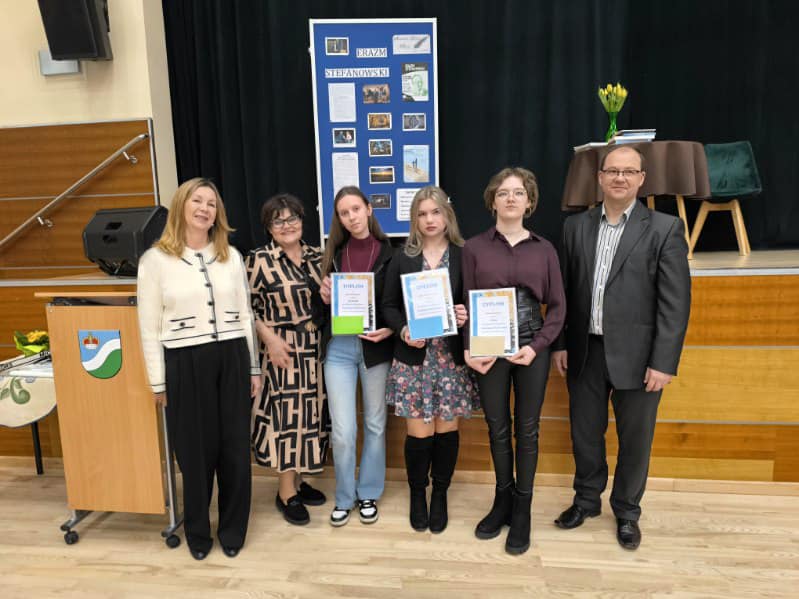 Nasze laureatki wraz z opiekunką i organizatorami konkursu