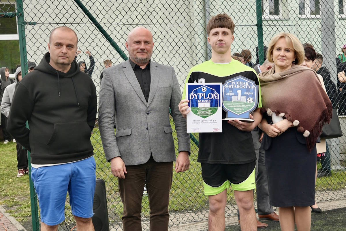 Prezentacja nagrody dla najlepszej drużyny Turnieju