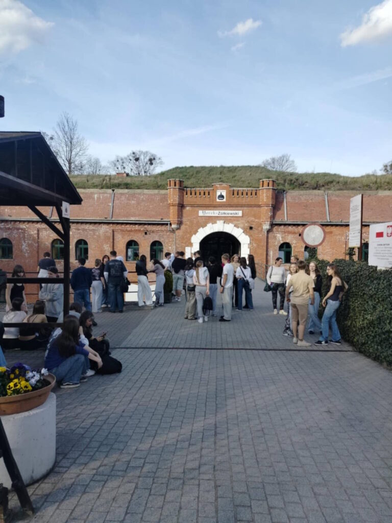 Uczestnicy wycieczki w Twierdzy Toruń - Fort IV