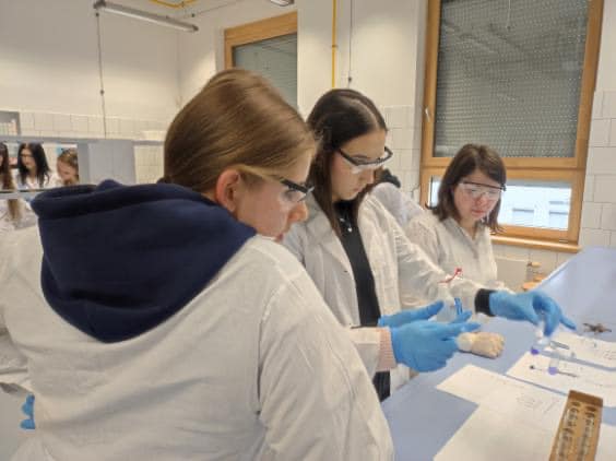 Uczniowie klasy 3A na zajęciach laboratoryjnych
