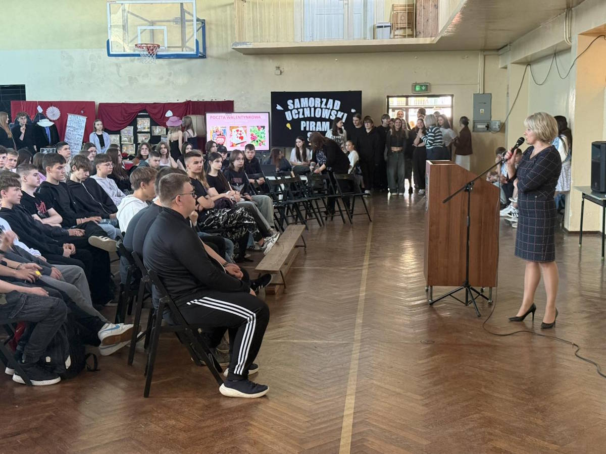 Uczestnicy Dni Otwartych na spotkaniu z Panią Dyrektor Anną Sus-Cilulko