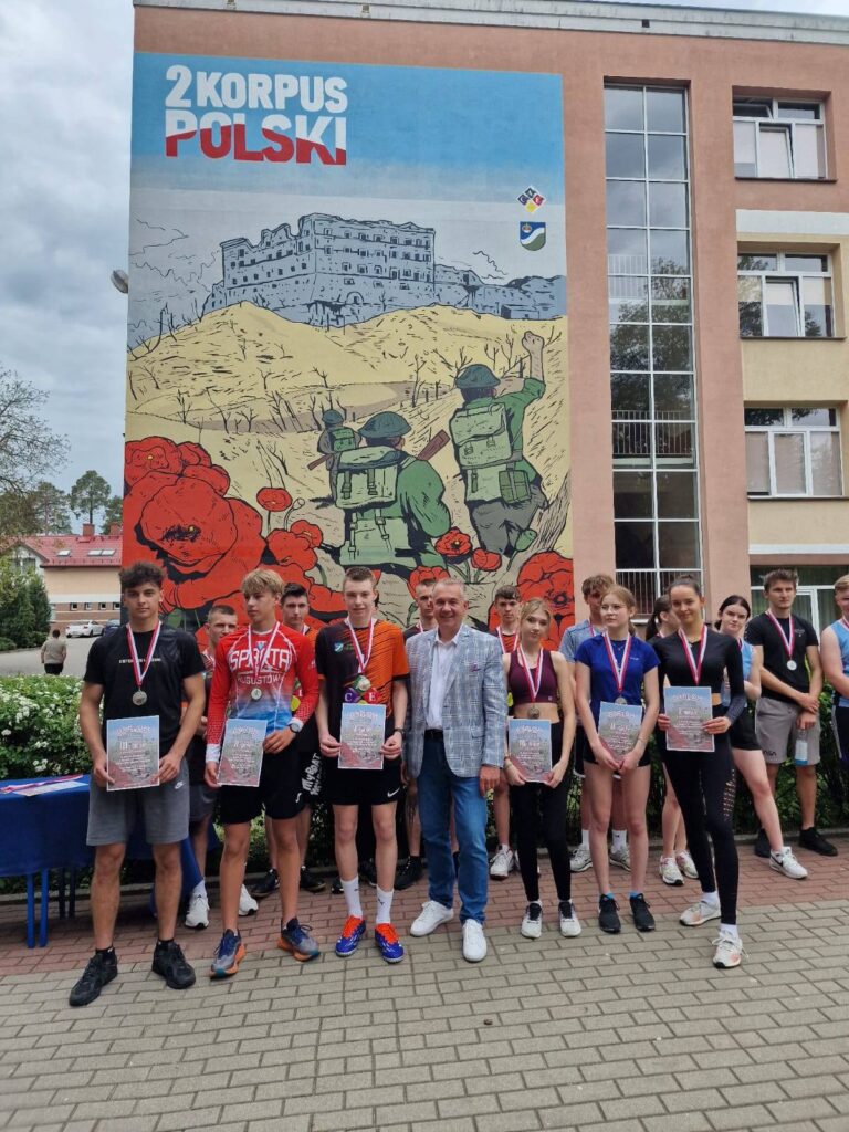 Zwycięzcy biegu w kategorii chłopców i dziewcząt z Dyrektorem ACE