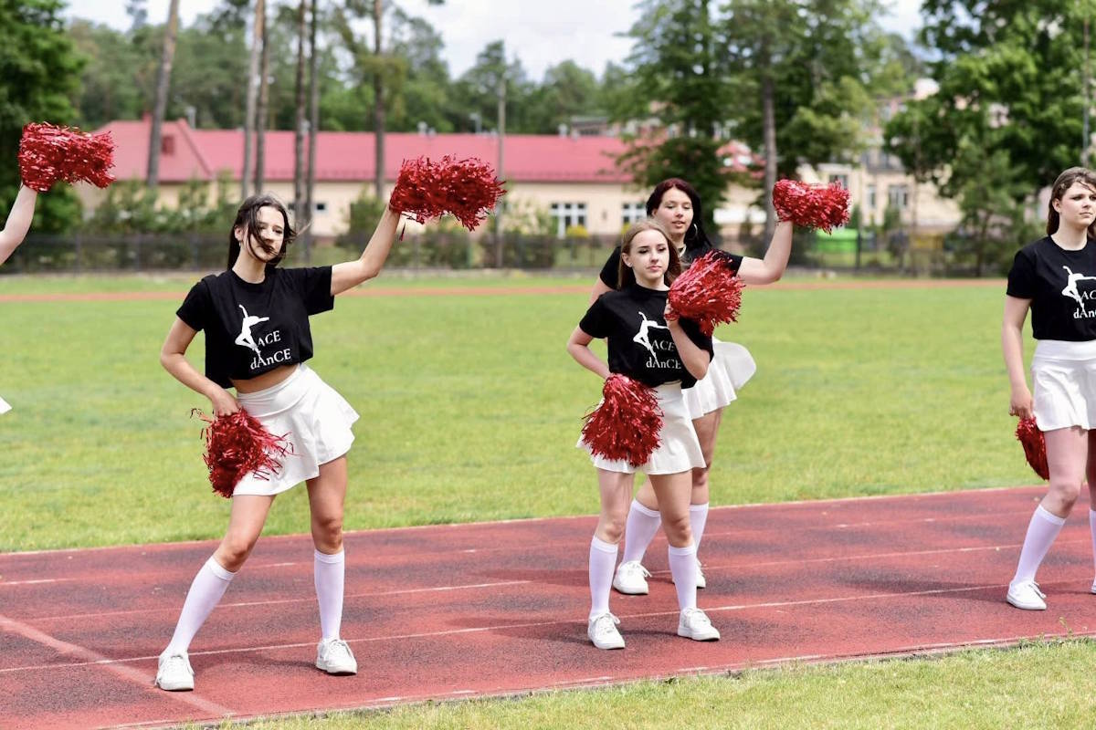Finał Igrzysk Sportowych, występ zespołu cheerleaderek