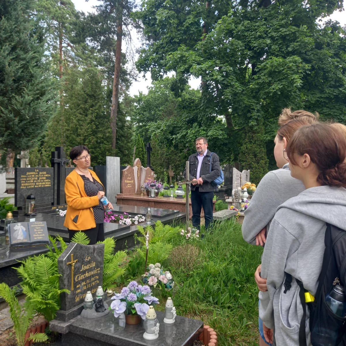 Klasa 3c oraz Państwo Danuta i Zbigniew Kaszlejowie na cmentarzu augustowskim