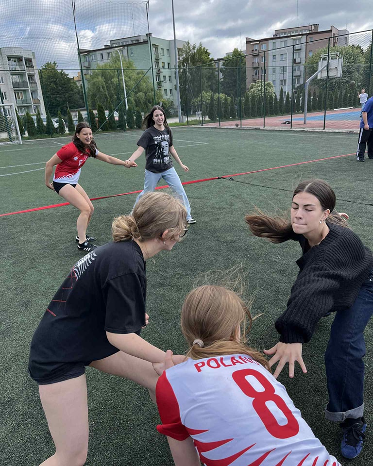 Trening kabaddi na boisku szkolnym, dziewczęta