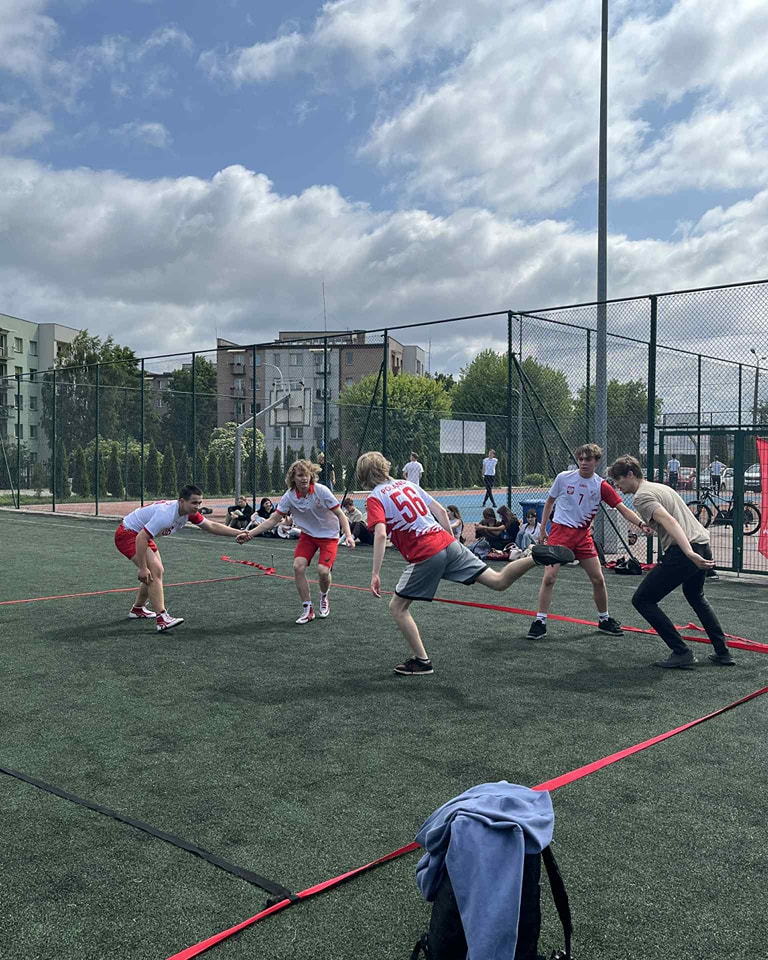 Trening kabaddi na boisku szkolnym, chłopcy