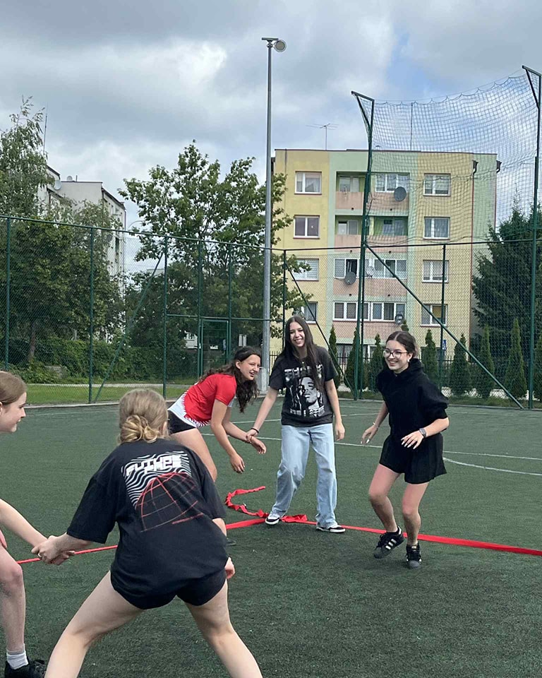 Trening kabaddi na boisku szkolnym, dziewczęta