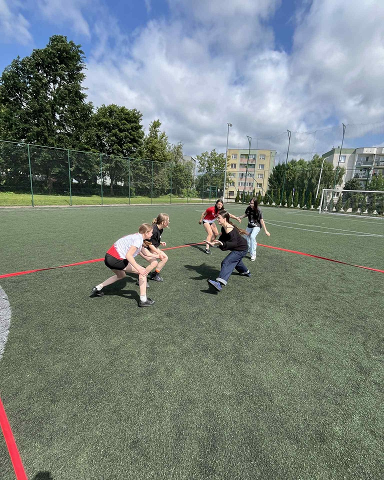 Trening kabaddi na boisku szkolnym, dziewczęta