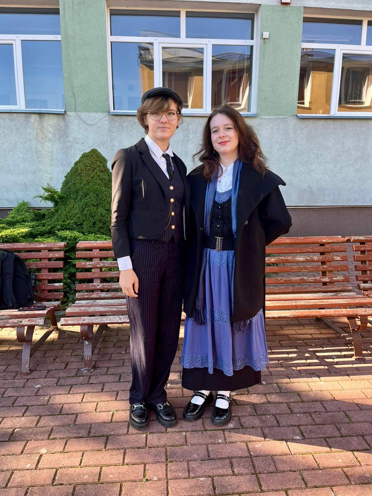Dziewczyny przebrane w stylu francuskim