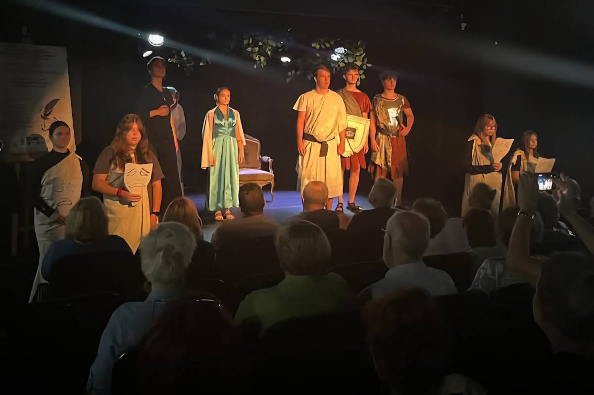 Aktorzy Res Humanae na scenie Augustowskich Placówek Kultury