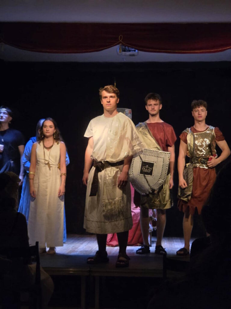 Członkowie teatru Res Humanae w sztuce "Odprawa posłów greckich"
