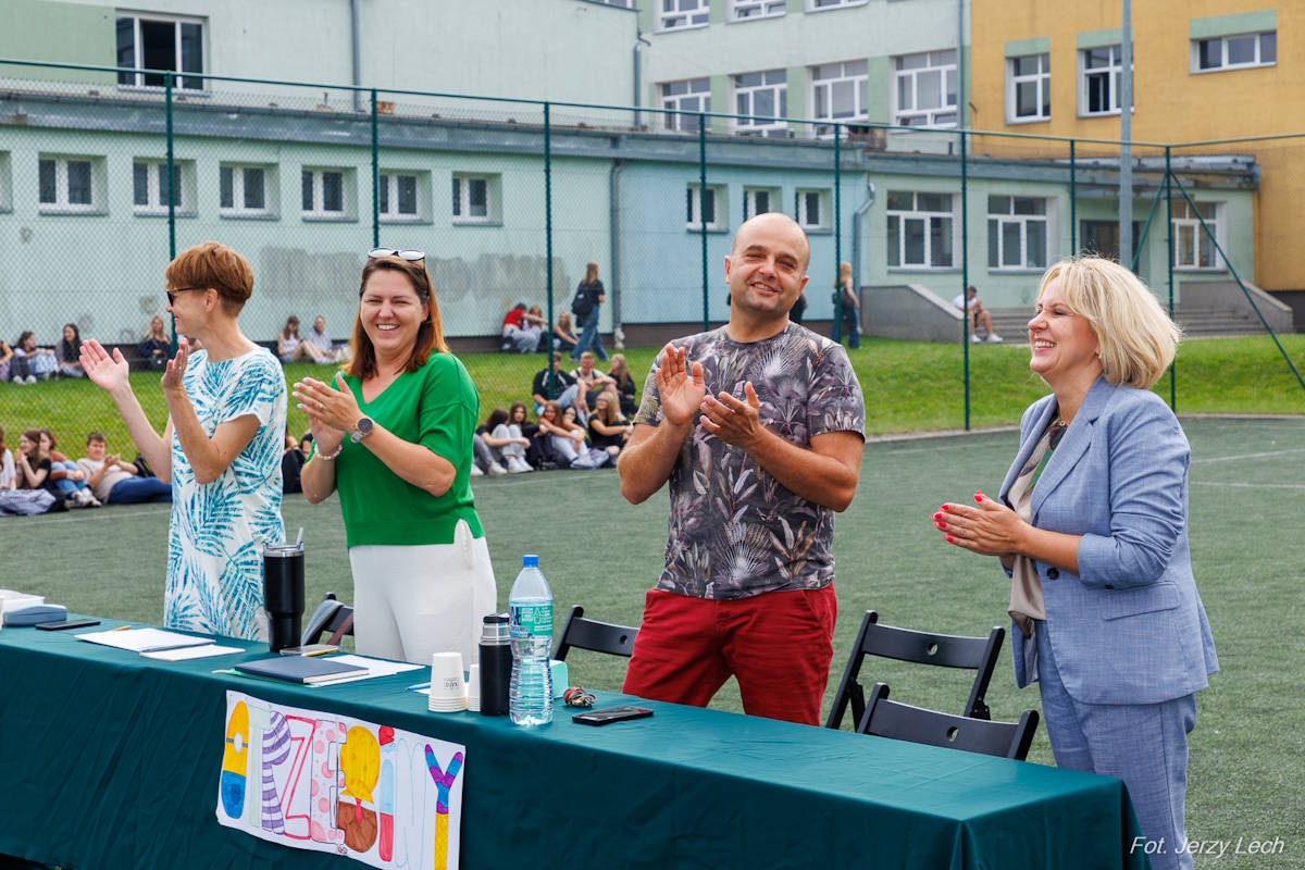 Jury otrzęsin w pełnym składzie