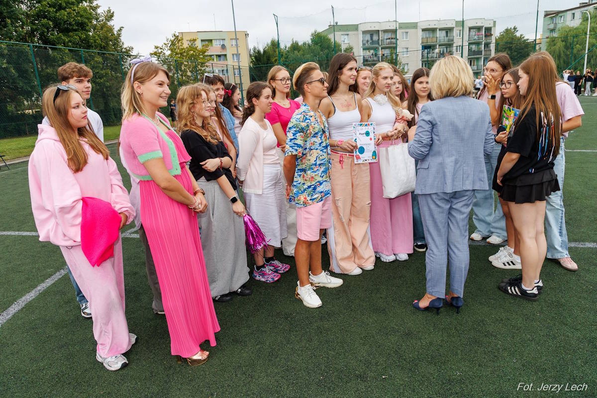Pani Dyrektor wręcza dyplom zwycięskiej klasie 1A