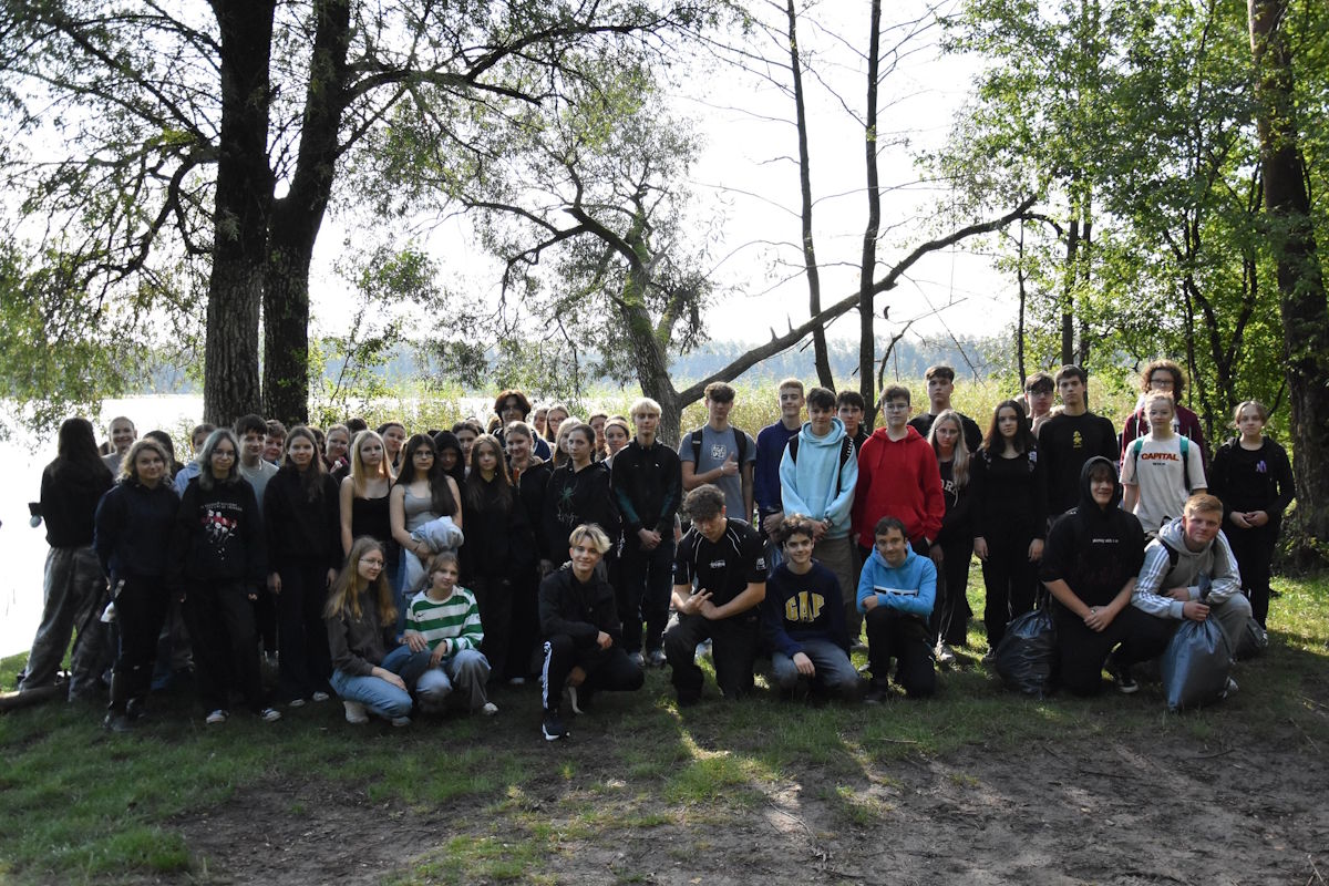 Uczestnicy sprzątania nad jeziorem